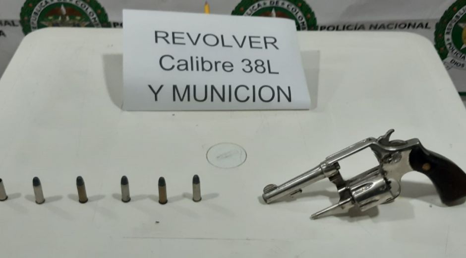 Revólver marca Smith & Wesson calibre 38 con seis cartuchos.