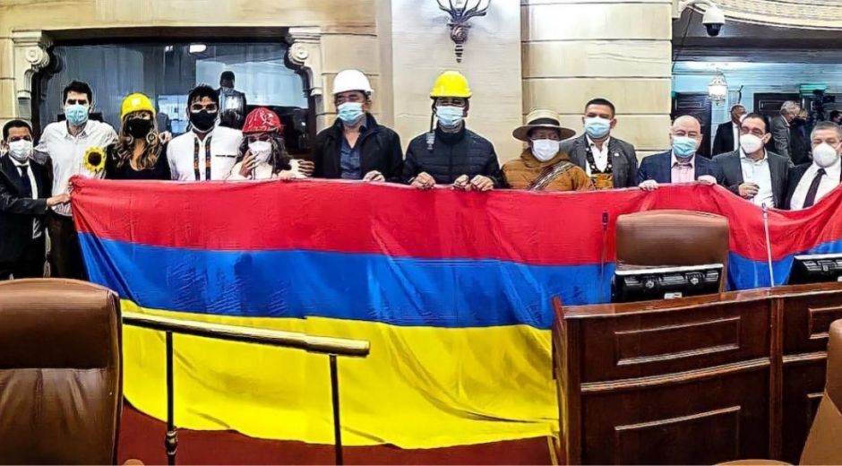 Oposición con la bandera de Colombia al revés 