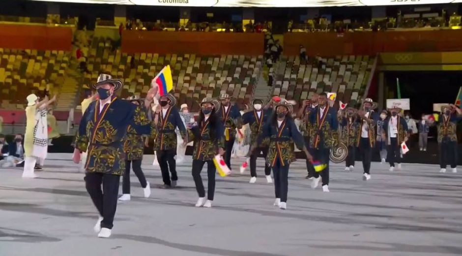 Delegación colombiana desfilando en Tokio.