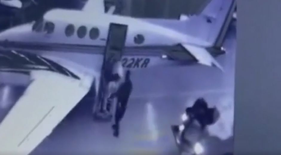 Momento en que el Policía carga la droga en la avioneta.