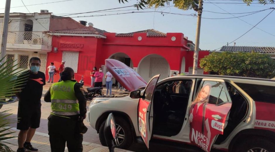 Momento en que las autoridades llegaron al comando de la candidata.