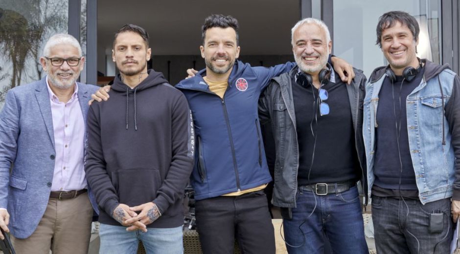 Paolo Guerrero junto con el equipo de producción 