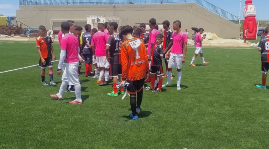 Niños en el entrenamiento de fútbol 