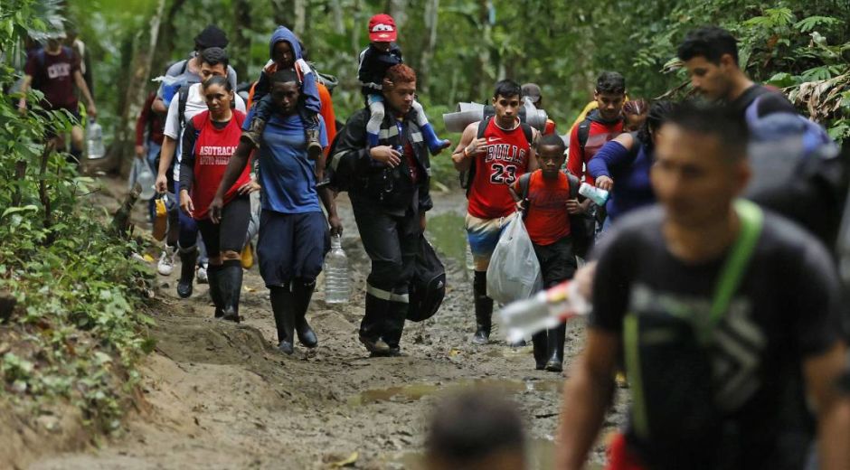 Miles de venezolanos han estado ingresando cada mes a EE.UU. a través de la frontera con México.