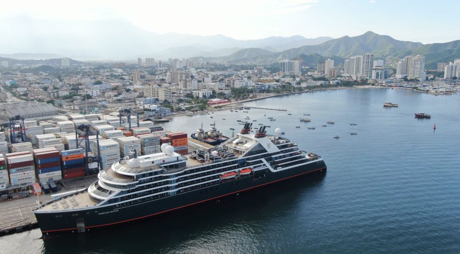 Llegada del crucero Seabourn Venture proveniente del puerto de Bridgetown en Barbados.