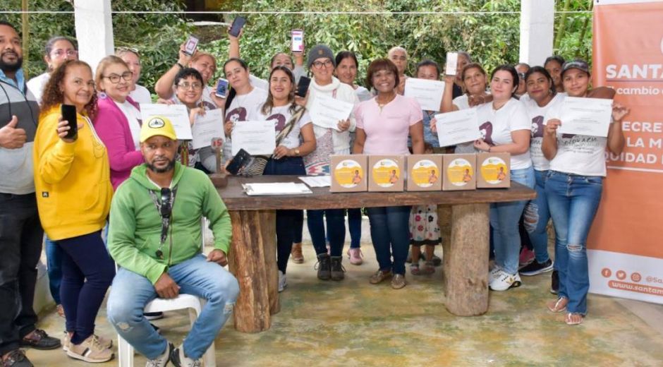 Estas mujeres recibieron sus respectivos certificados como constancia de esta nueva formación.