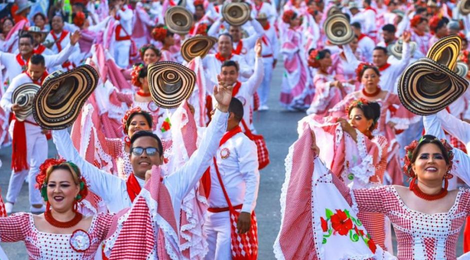 Grupo de personas bailando cumbia