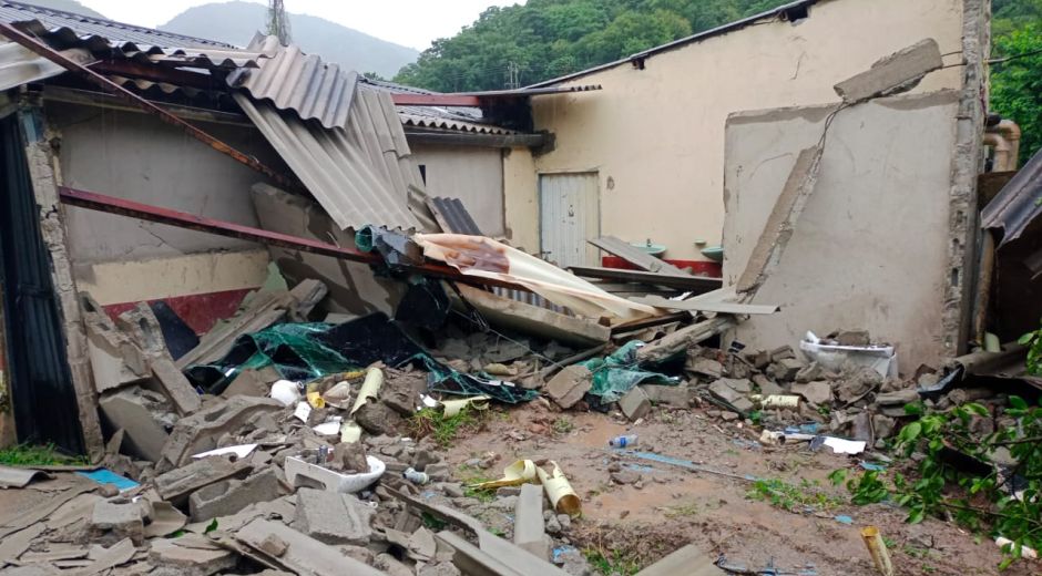 El vehículo colisionó contra la zona de baños y la sala de informática.