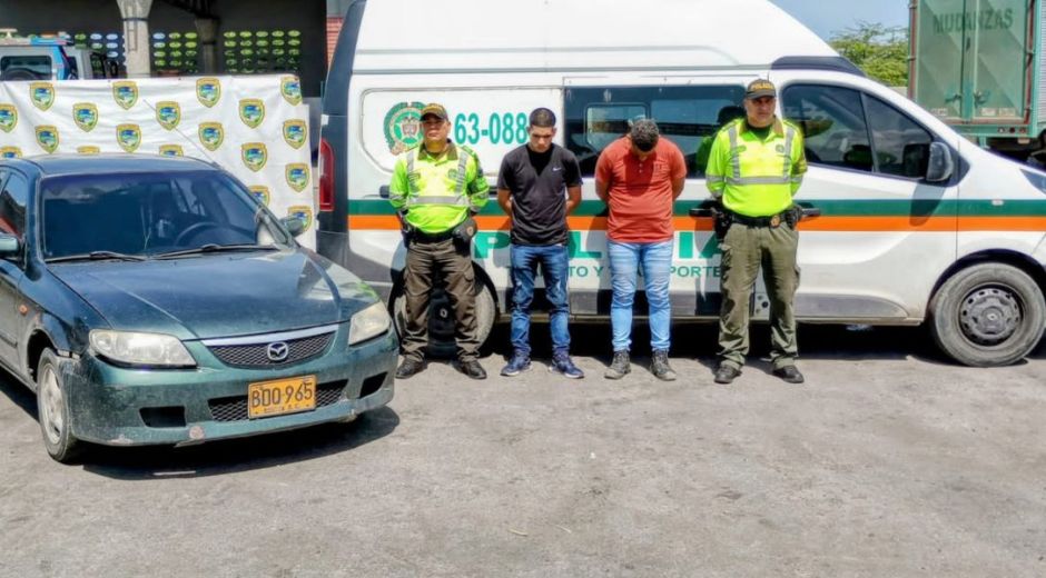 Los capturados y el vehículo recuperado fueron dejados a disposición de la Fiscalía General de la Nación.