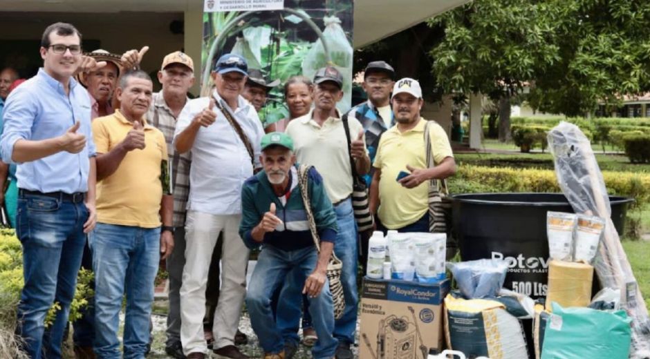 Director de Asbama con pequeños y medianos productores de banano.