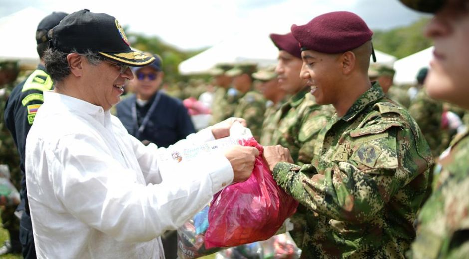 Gustavo Petro compartió con los militares