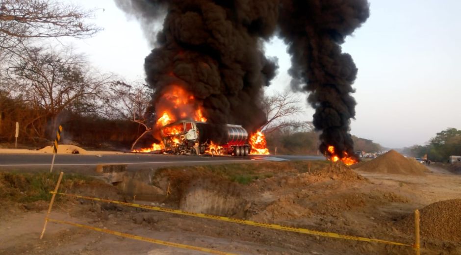 El camión se incineró después del fuerte choque. 