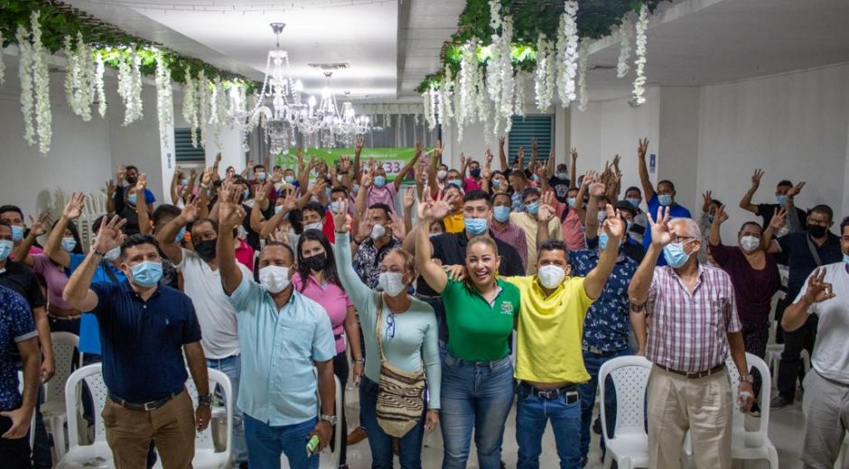 Norma Vera Salazar, con el público asistente.