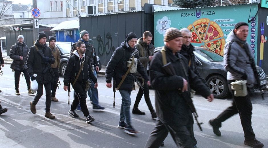 En Ucrania, los civiles se han armado para defender la capital, Kiev. 