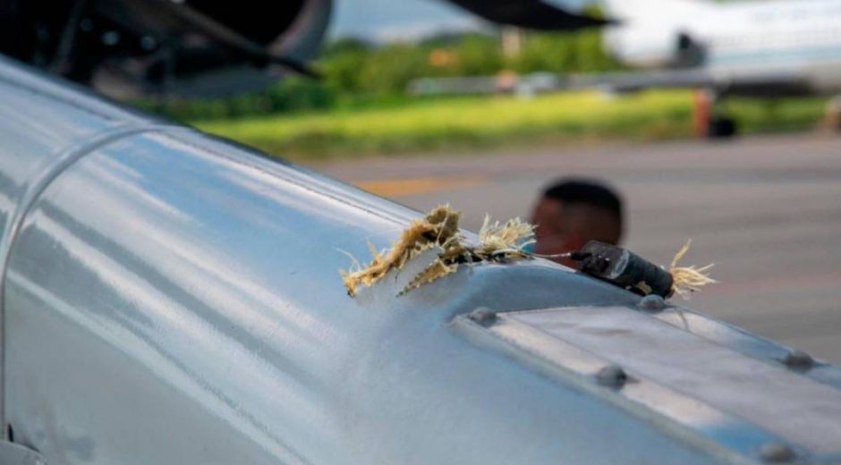 Impactos de bala disparadas contra el helicóptero presidencial.