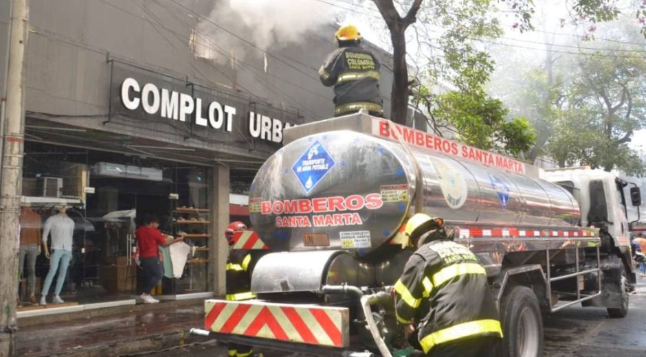 Seguimiento Bomberos atendiendo la emergencia.