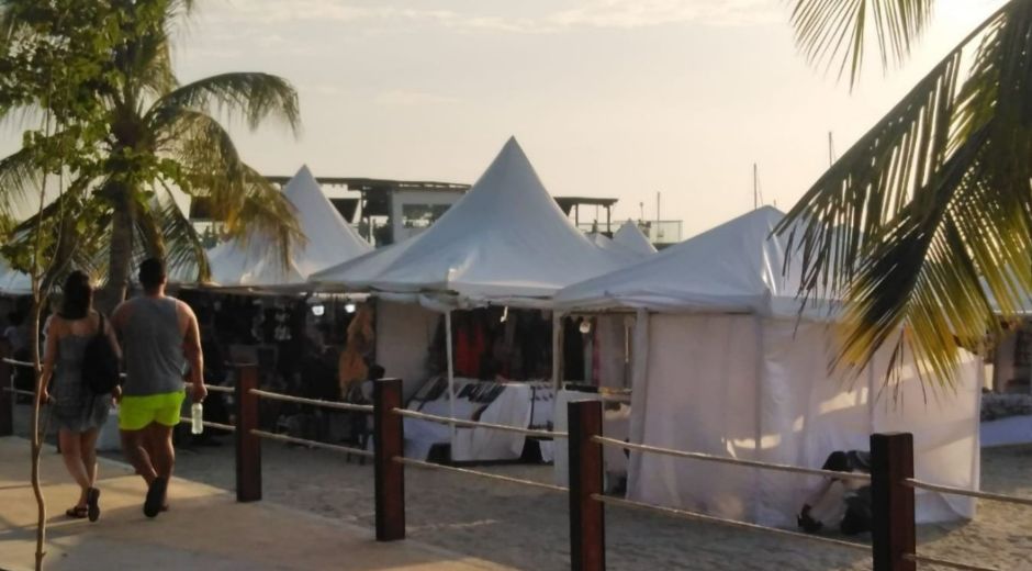 Seguimiento. Feria ubicada en la playa de la Bahía de Santa Marta.