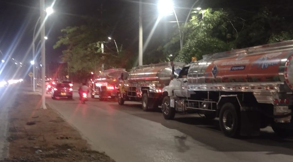 Seguimiento.co Foto captada por Seguimiento.co, de los camiones abasteciéndose del parque del Agua.