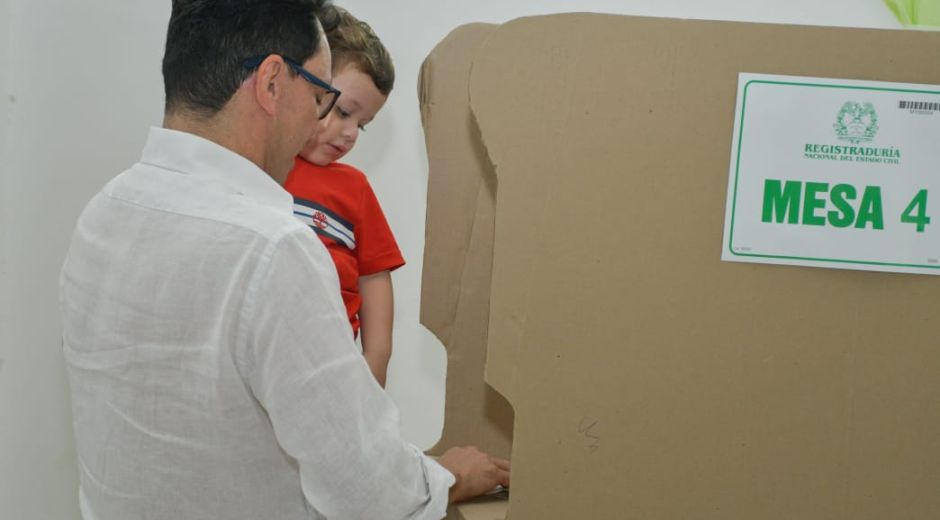 Carlos Caicedo ejerciendo su derecho al voto este domingo.