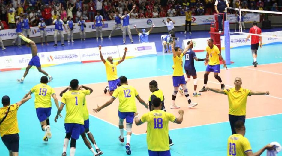 Selección de voleibol celebrando el triunfo.