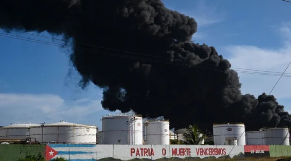 La gran nube de humo producto del incendio 