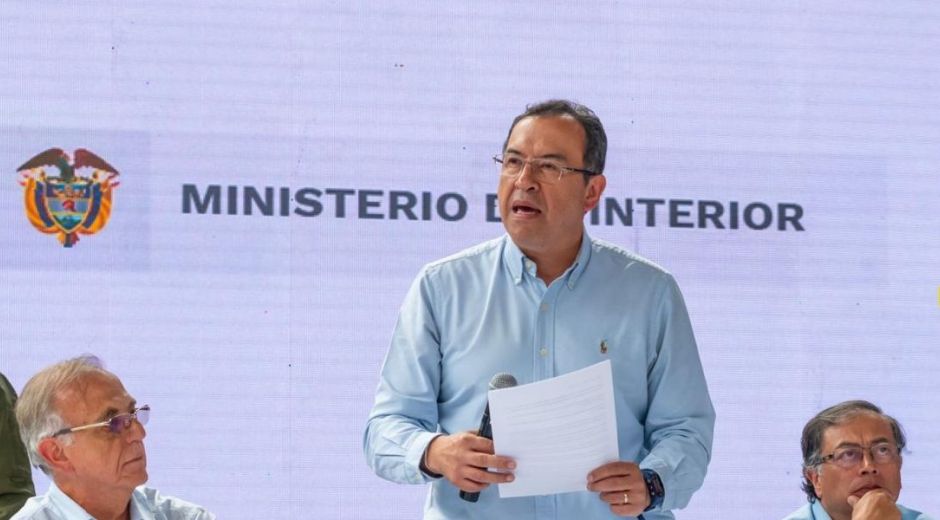 Ministro de interior Prada anunciando decisión del Gobierno