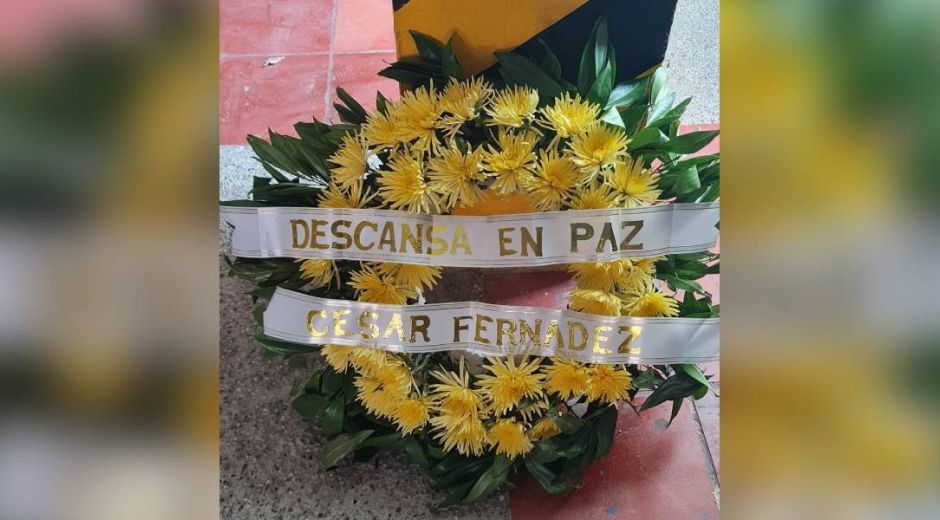 Corona fúnebre que encontró el líder social.