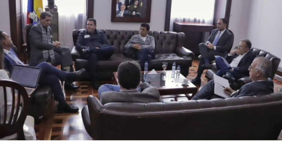 La reunión se llevó a cabo en la capital del país. 