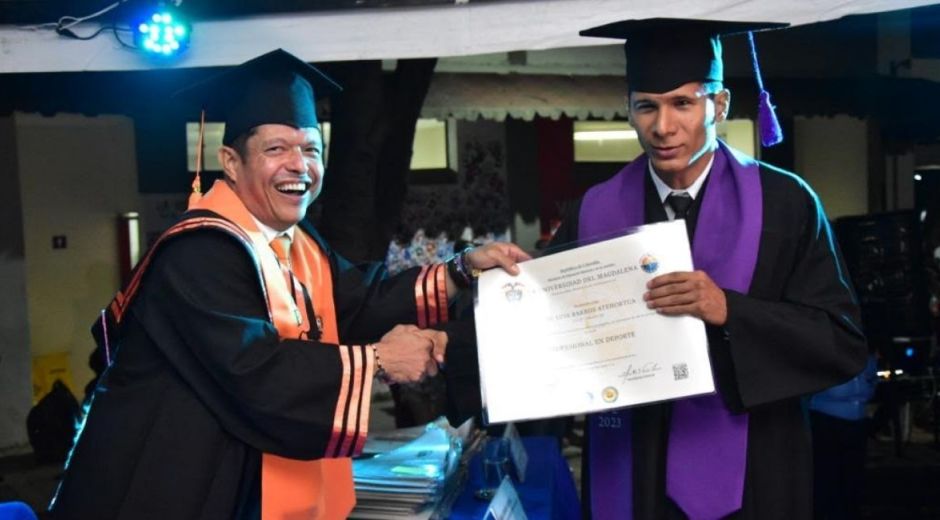 Universidad del Magdalena José Luis Barros recibiendo diploma por el rector Pablo Vera