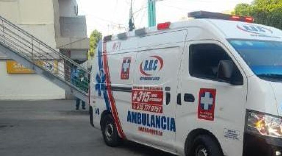 Una ambulancia llegó al lugar, pero la víctima ya no tenía signos vitales.