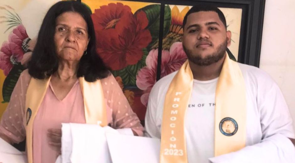 A sus 70 años abuela se gradúa de bachillerato junto a su nieto de 18 en colegio de Caldas