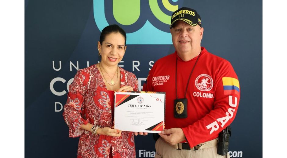 Entrega del reconocimiento a la decana de la Facultad de Derecho, señora Erika Corredor Ruiz, 