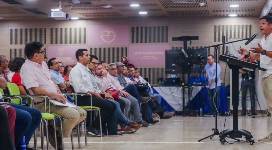 Rector Pablo Vera en encuentro con docentes.