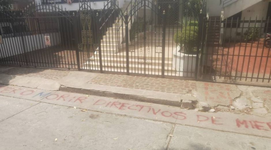 Grafitis a las afueras de la sede administrativa del Unión.