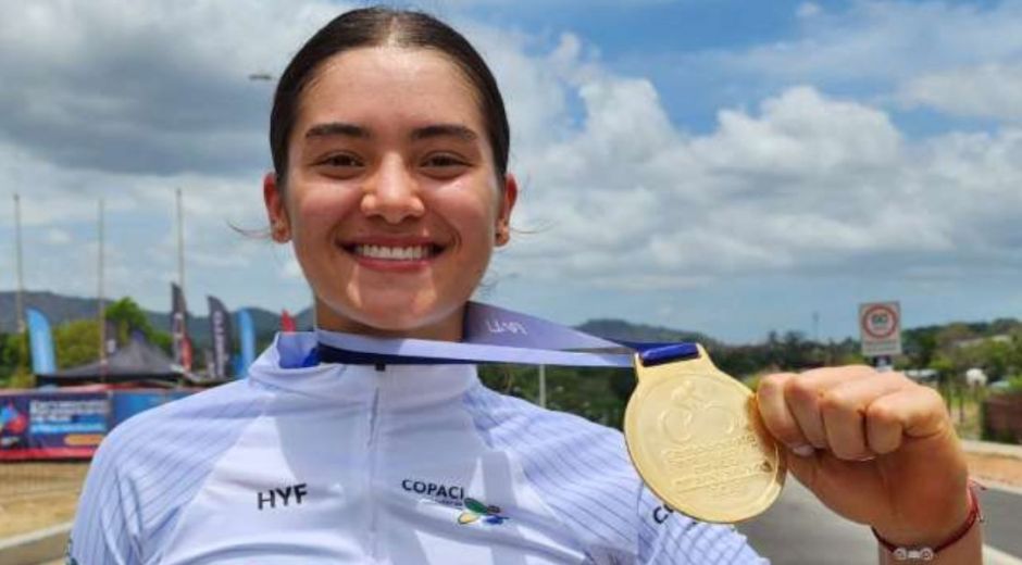 Angie Londoño campeona de la prueba de ruta juvenil femenina.