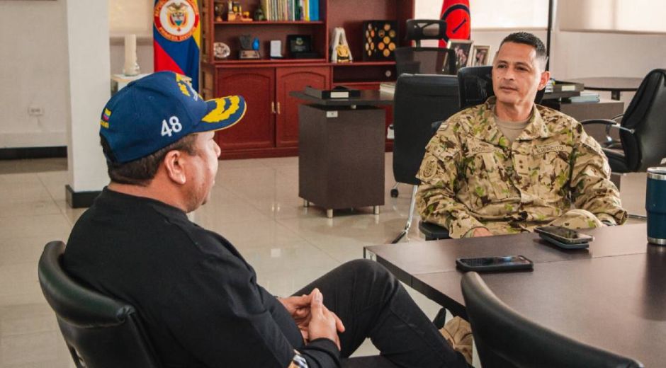 Alcaldía Reunión entre el secretario de Seguridad y el representante del Ejército.