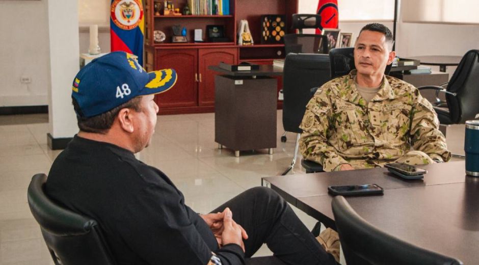 Reunión entre el secretario de Seguridad y el representante del Ejército.