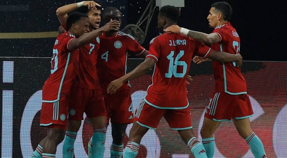 Selección Colombia celebrando el primer gol.