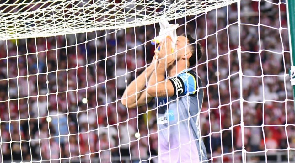 Sebastián Viera besa los guantes que llevó en su último partido con Junior.