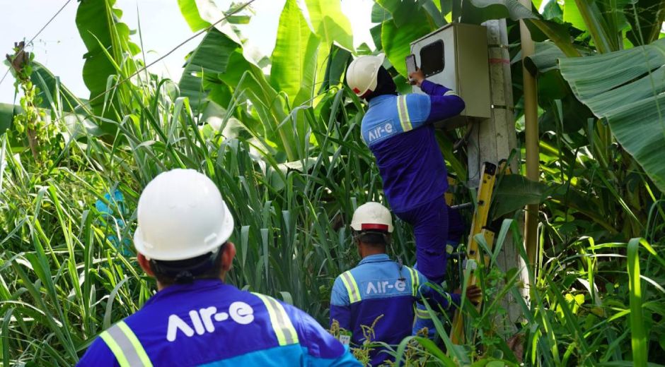 Personal de Air-e en operativos.