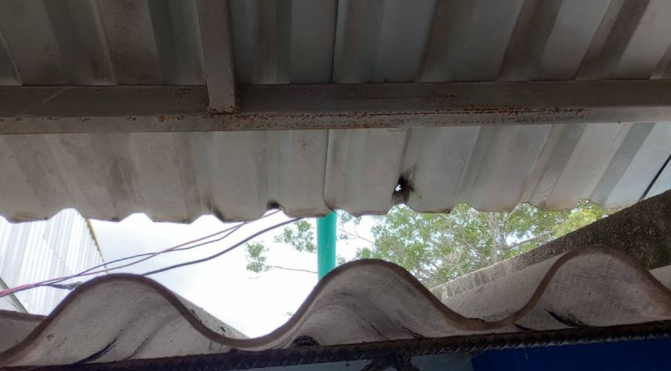 Uno de los cables que estaría poniendo en riesgo a la comunidad de la I.E.D.