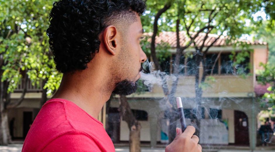 Universidad del Magdalena le pone la lupa a los jóvenes que practican la moda del Vaper.