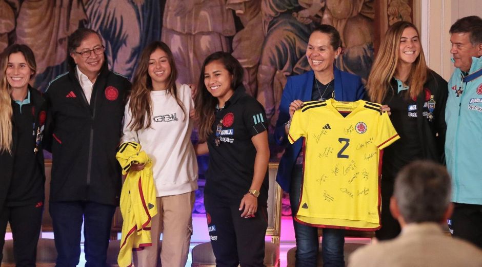 Gustavo Petro con las jugadoras Daniela Montoya, Leicy Santos, Catalina Pérez, el técnico Nelson Abadía y la Ministra del Deporte.
