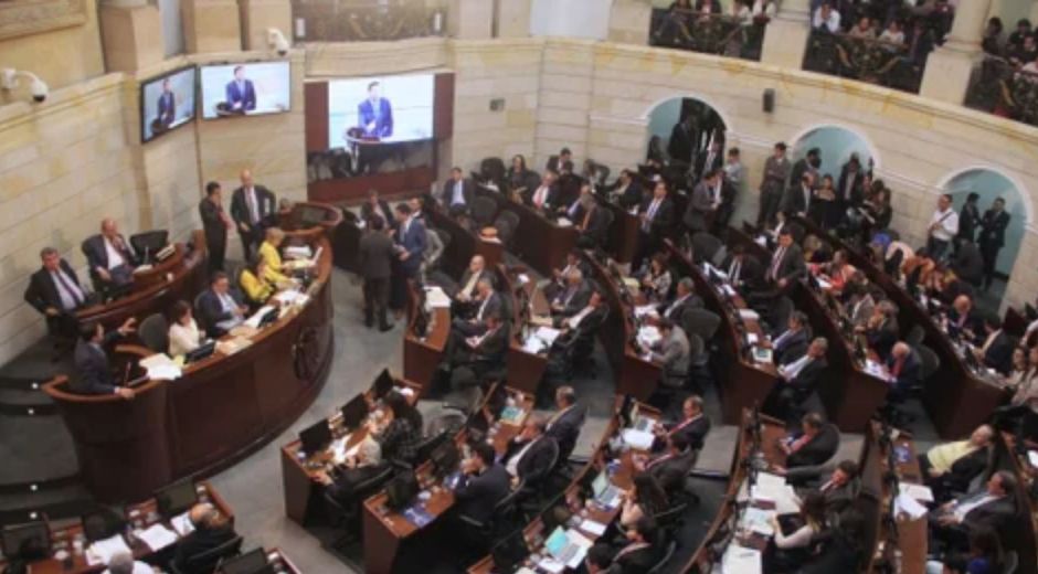 Caracol Radio Este proyecto pasará por la Cámara de Representantes, en donde se llevará a cabo dos debates, uno a través de la comisión primera y la segunda en plenaria.