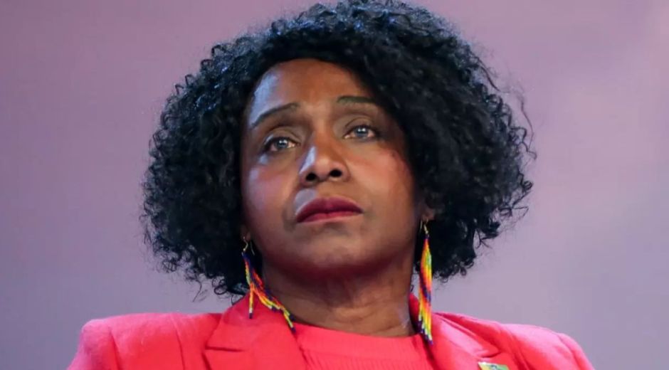 Exministra de Deportes investigada por celebración de contratos sin requisitos legales.