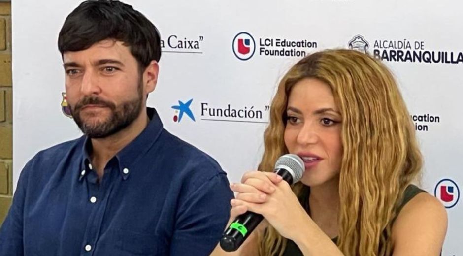 Shakira dando declaraciones en rueda de prensa. La acompaña el Alcalde Jaime Pumarejo.