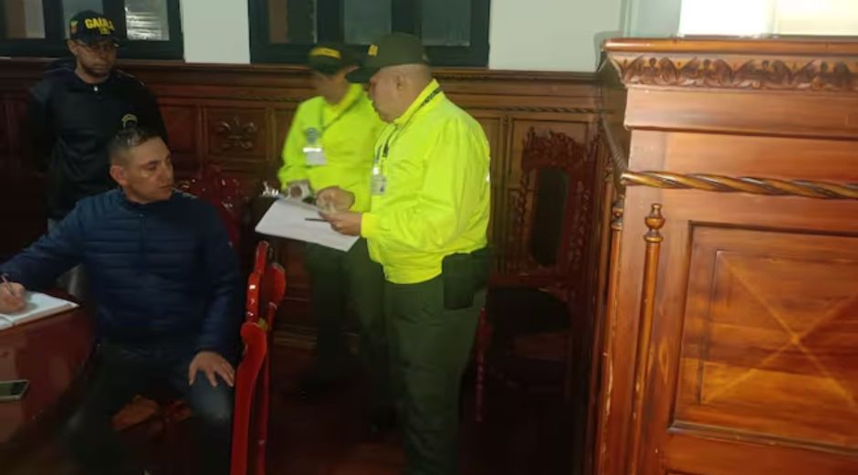W Radio El coronel Fredy Alberto Quesada.