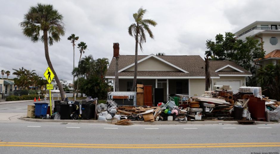 la comunidad se prepara para evacuar sus casas.