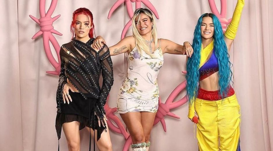 Karol G posando al lado de sus escultura de cera 