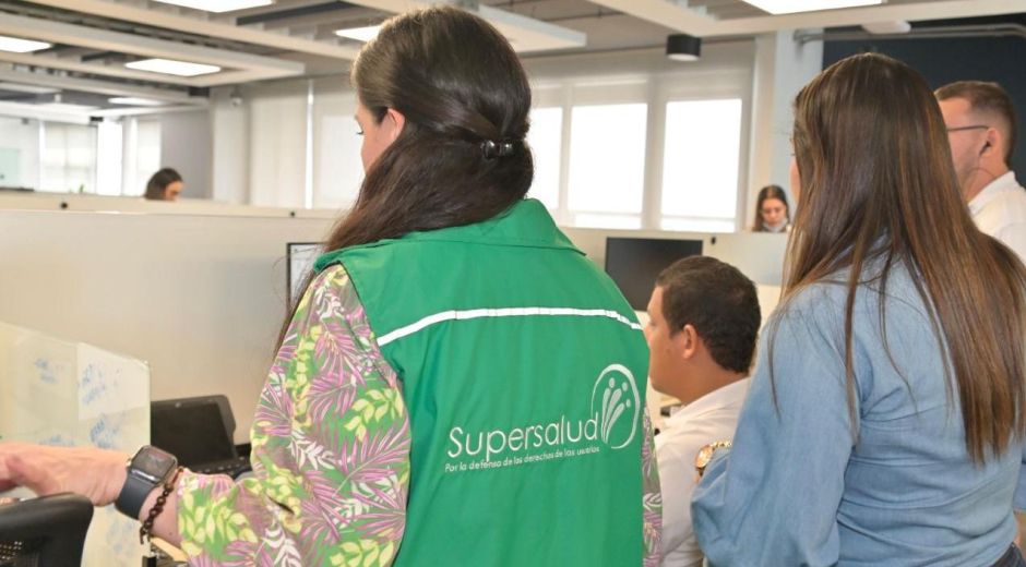 Funcionarios de Supersalud durante la intervención a Coosalud EPS.